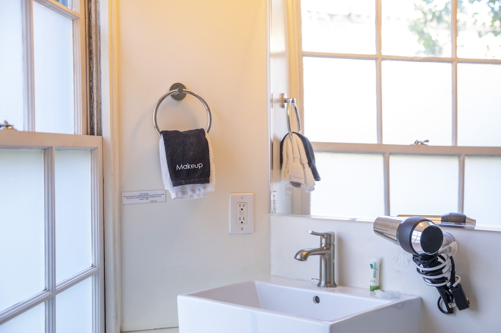 Deluxe Double Room, Ensuite (Street View) - Photo 15