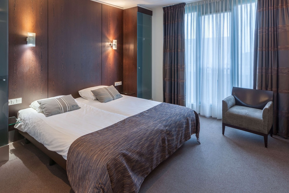Junior Suite, 1 Queen Bed, Non Smoking - Photo 3