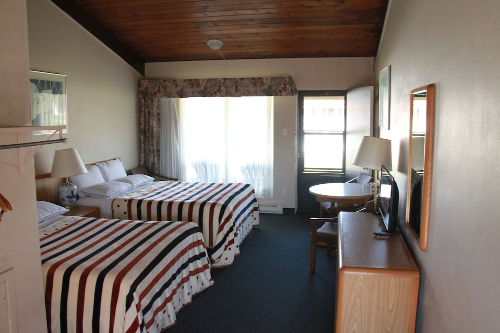 Room, 2 Queen Beds, Non Smoking, Pool View