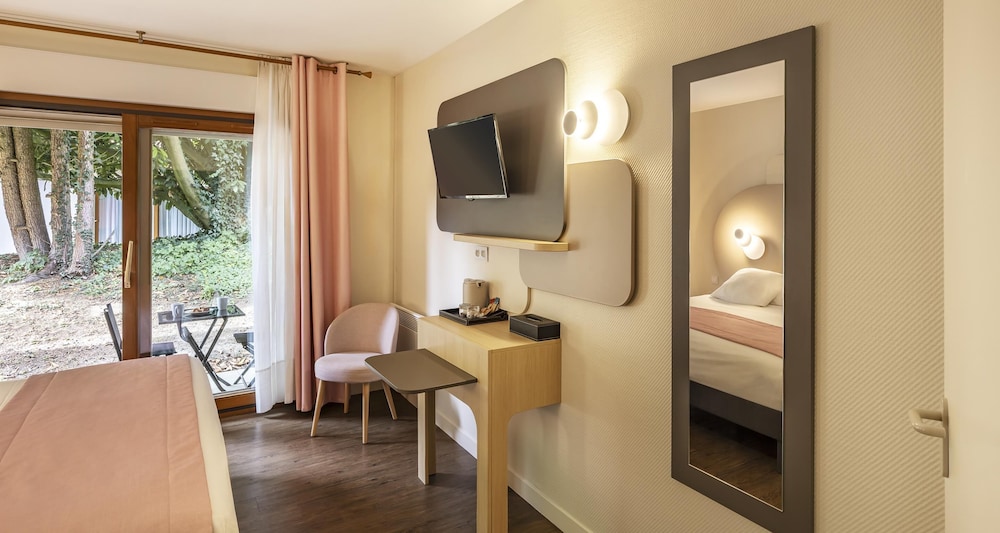Standard Room, 1 Queen Bed, Non Smoking, Terrace - Photo 16