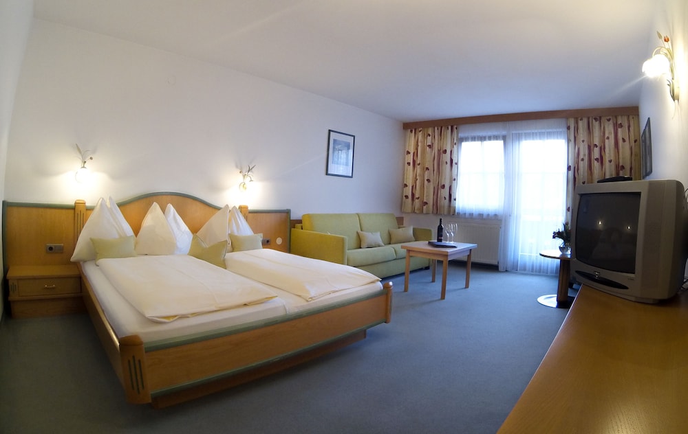 Standard Quadruple Room, 1 Queen Bed with Sofa bed, Mountain View, Mountainside photo 1