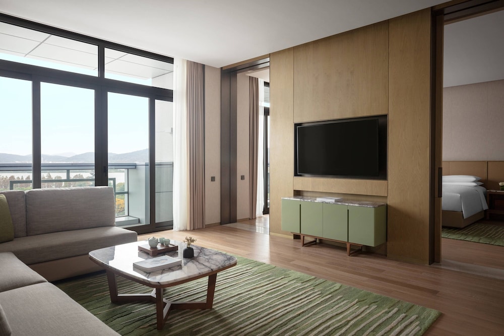 Club Suite, 1 Bedroom, Lake View - Photo 1