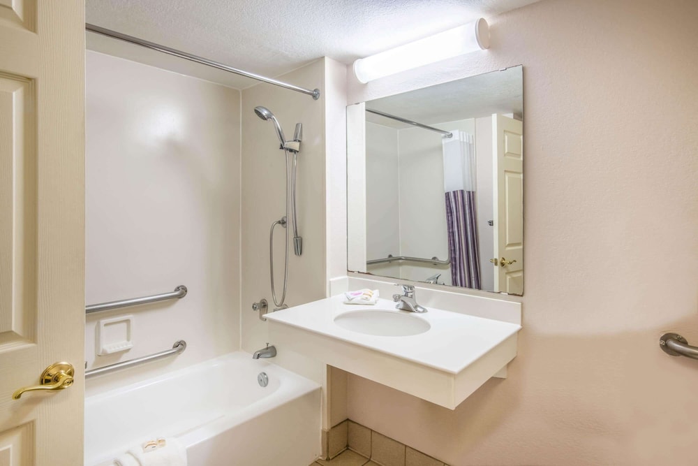 Room, 1 King Bed, Accessible, Non Smoking (Mobility Accessible) - Photo 4