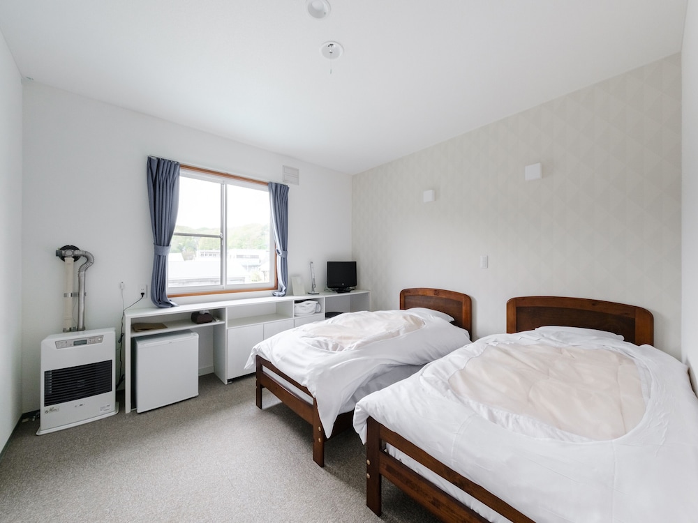 Western Room with Shared Washroom Twin