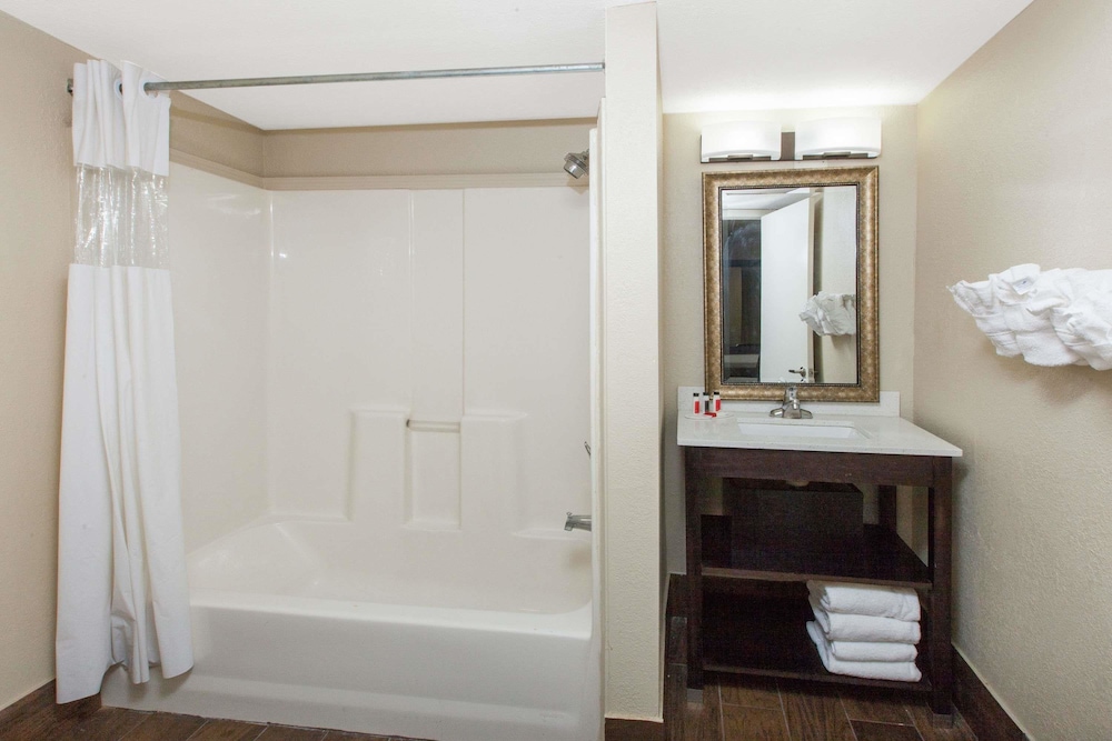 Room, 1 King Bed, Non Smoking - Photo 3