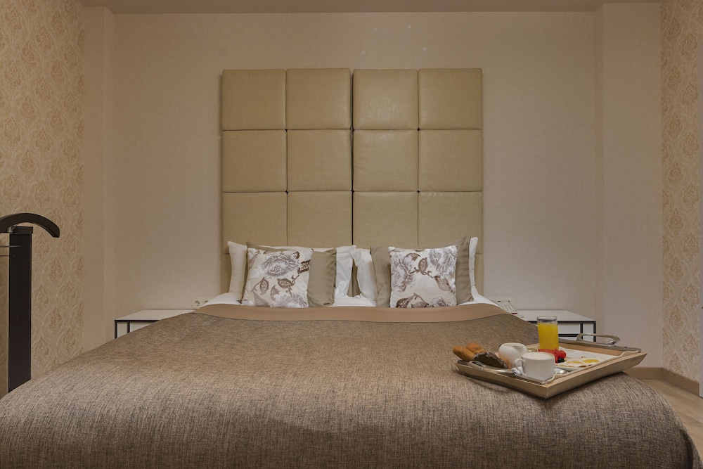 Luxury Suite, 1 King Bed with Sofa bed, Bathtub, Mountain View