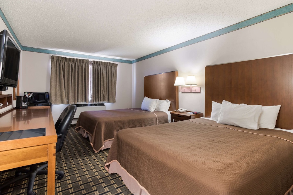 Standard Room, 2 Queen Beds, Non Smoking - Photo 1