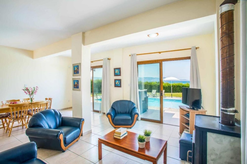 Villa photo 3