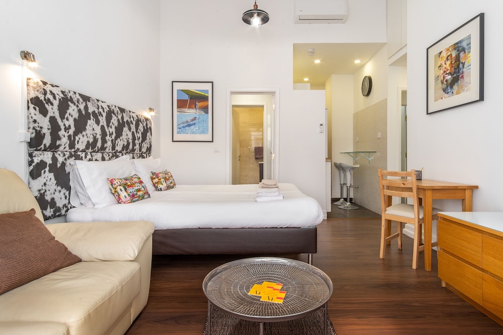 Design Apartment, 3 Bedrooms, Balcony, City View ( CH9 ) photo 2