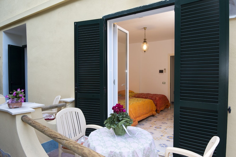 Economy Triple Room, Garden View photo 1
