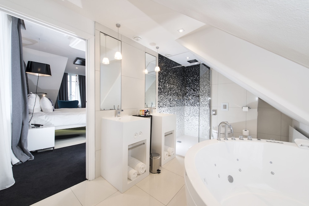 Magic Suite with suspended bed and Spa Access photo 3