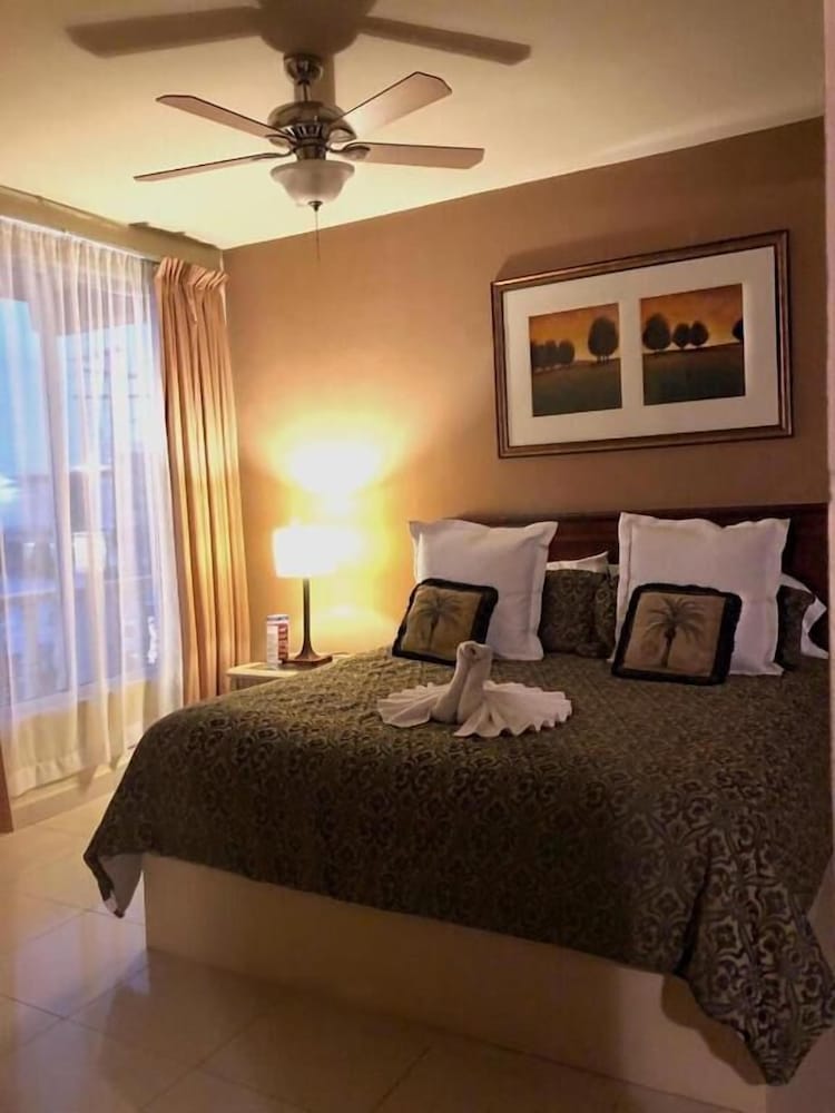 Junior Suite, 1 Large Twin Bed, Non Smoking, Microwave photo 1