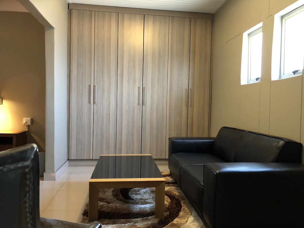 Executive Room, 1 King Bed, Non Smoking, Refrigerator photo 2