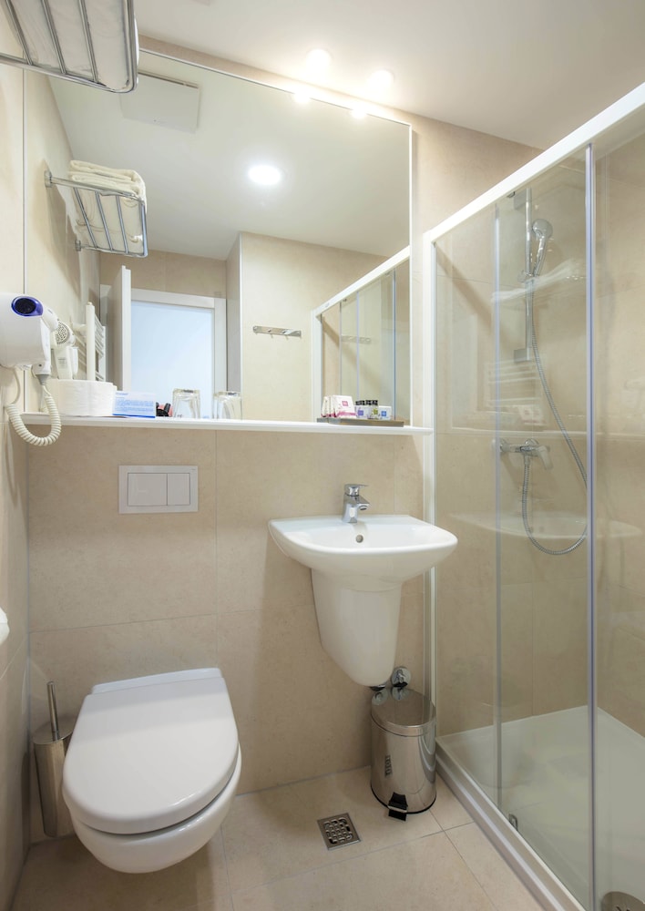 Standard double or twin room, balcony, park view - Photo 5