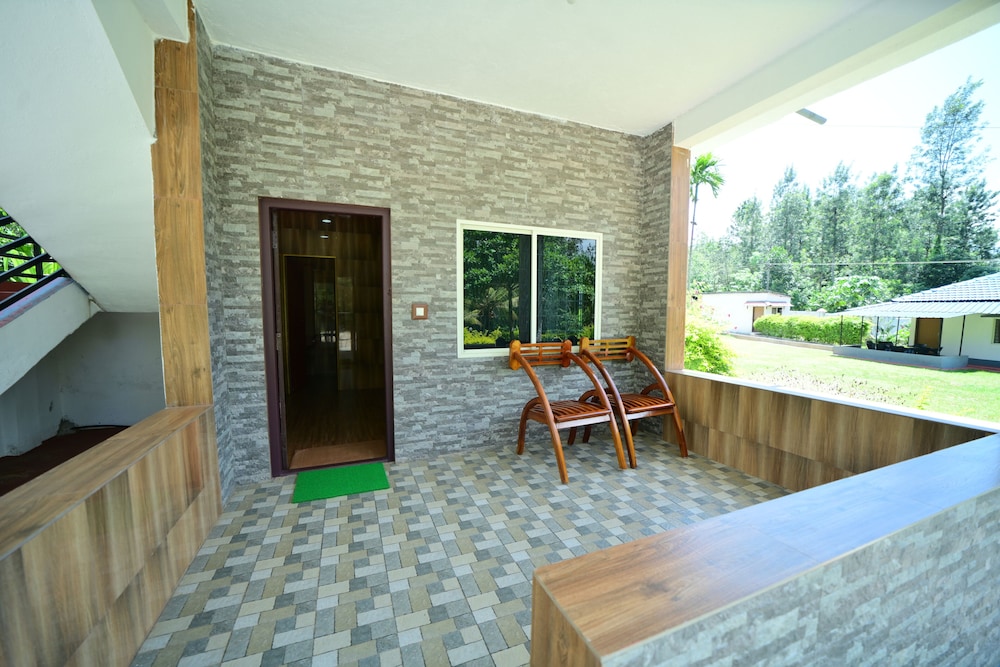 Family Room, 1 Bedroom photo 2