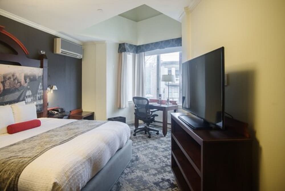 Signature Suite, 1 King Bed with Sofa bed