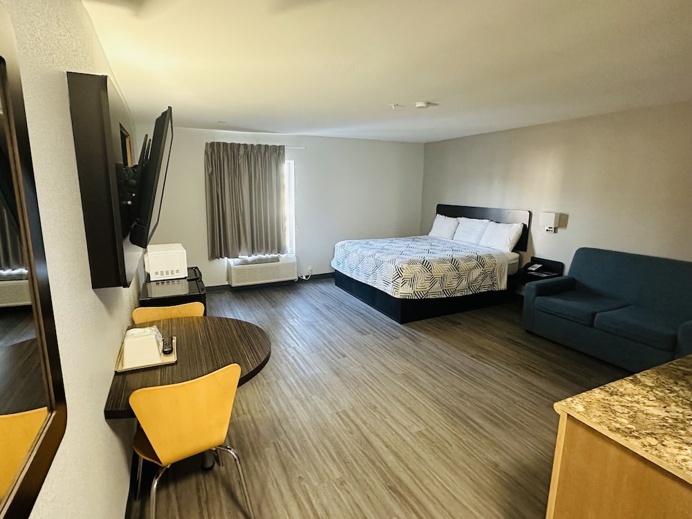 Deluxe Room, 1 King Bed, Non Smoking, Kitchenette photo 3