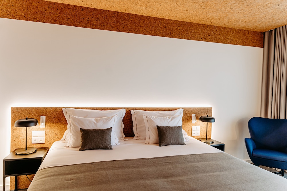 Double Room (King Bed) - Photo 16