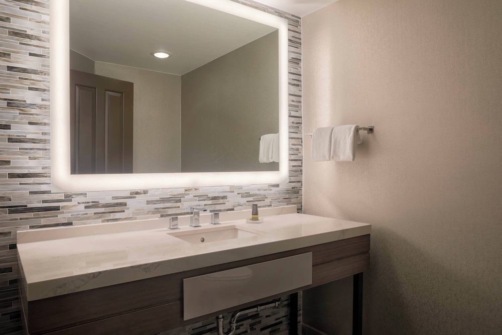 Room, 2 Queen Beds (Mobility/Hearing Accessible, Tub) - Photo 4