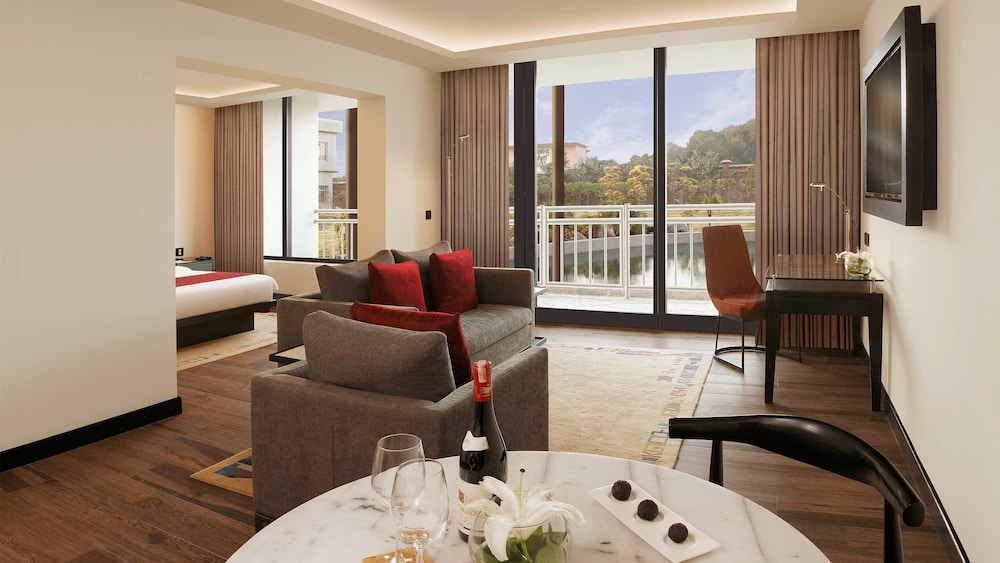 Luxury Studio Suite, 1 Queen Bed, Pool View photo 1
