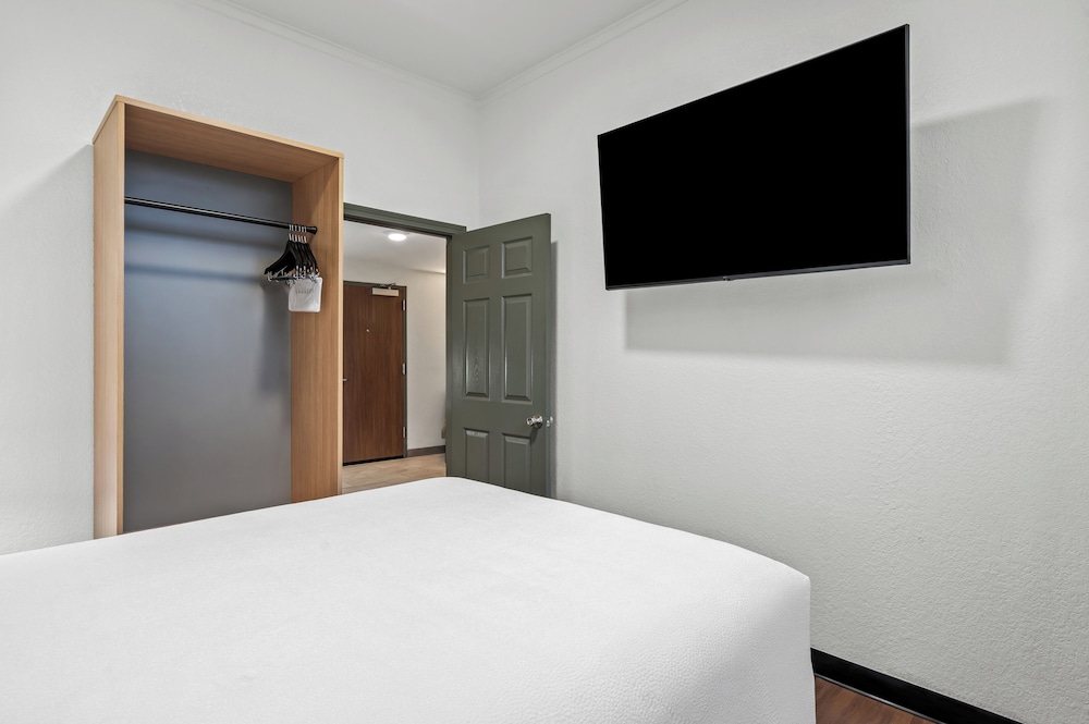 Suite, 2 Bedrooms - Photo 4