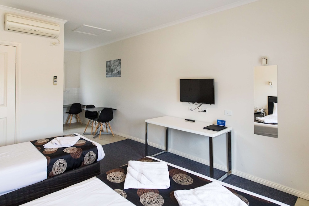 Deluxe Room, Multiple Beds, Non Smoking, Kitchenette (Walk-in Shower) - Photo 6