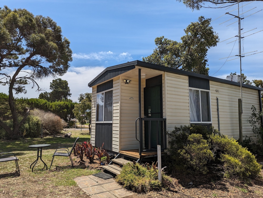 1 Bedroom Self-Contained Suite photo 2
