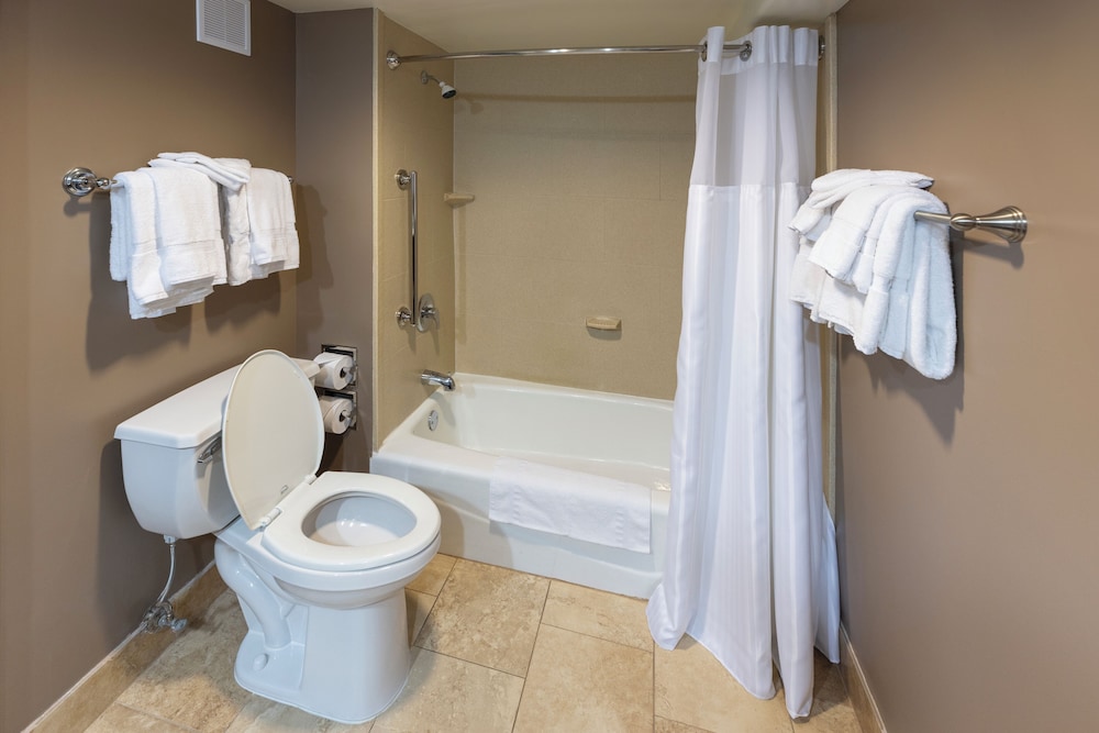 Standard Suite, 2 Bedrooms, City View, Corner (1 King, 2 Twin and 1 Sofabed) photo 2