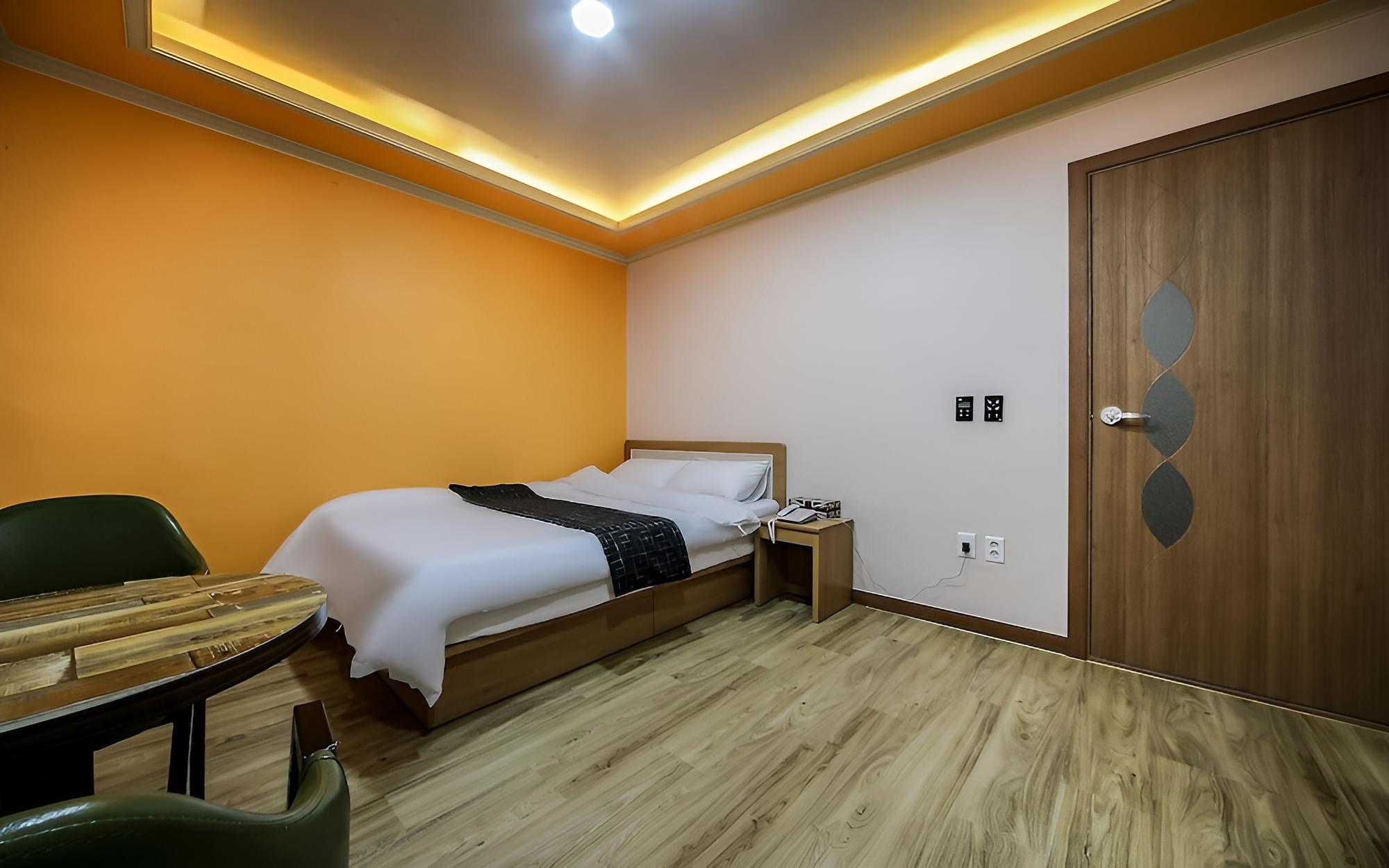 Room (Standard Room) - Photo 11