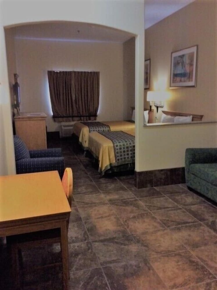 Deluxe Room, 2 Queen Beds, Smoking - Photo 25