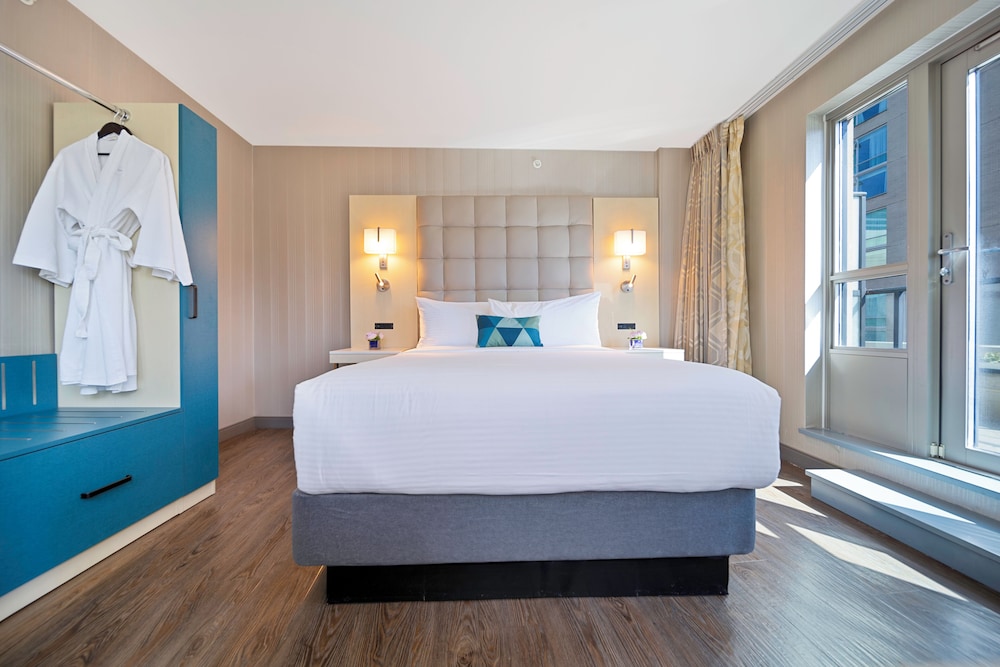 Junior Suite, 1 Queen Bed with Sofa bed