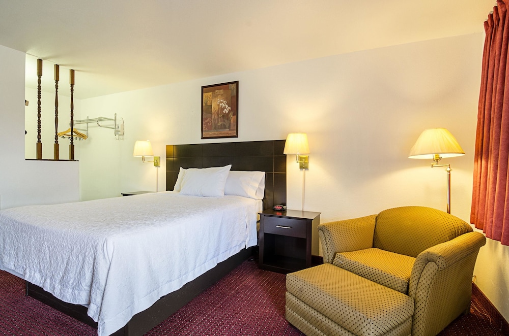 Standard Room, 1 Queen Bed, Non Smoking photo 2