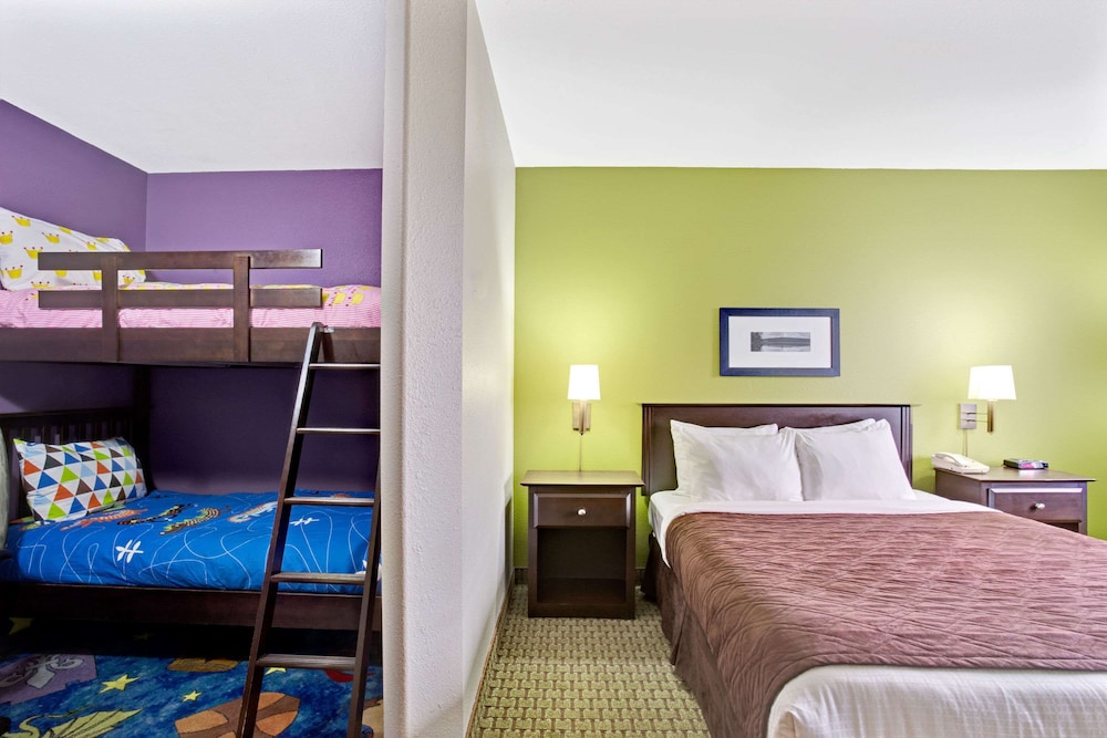 Suite, Multiple Beds, Non Smoking photo 1