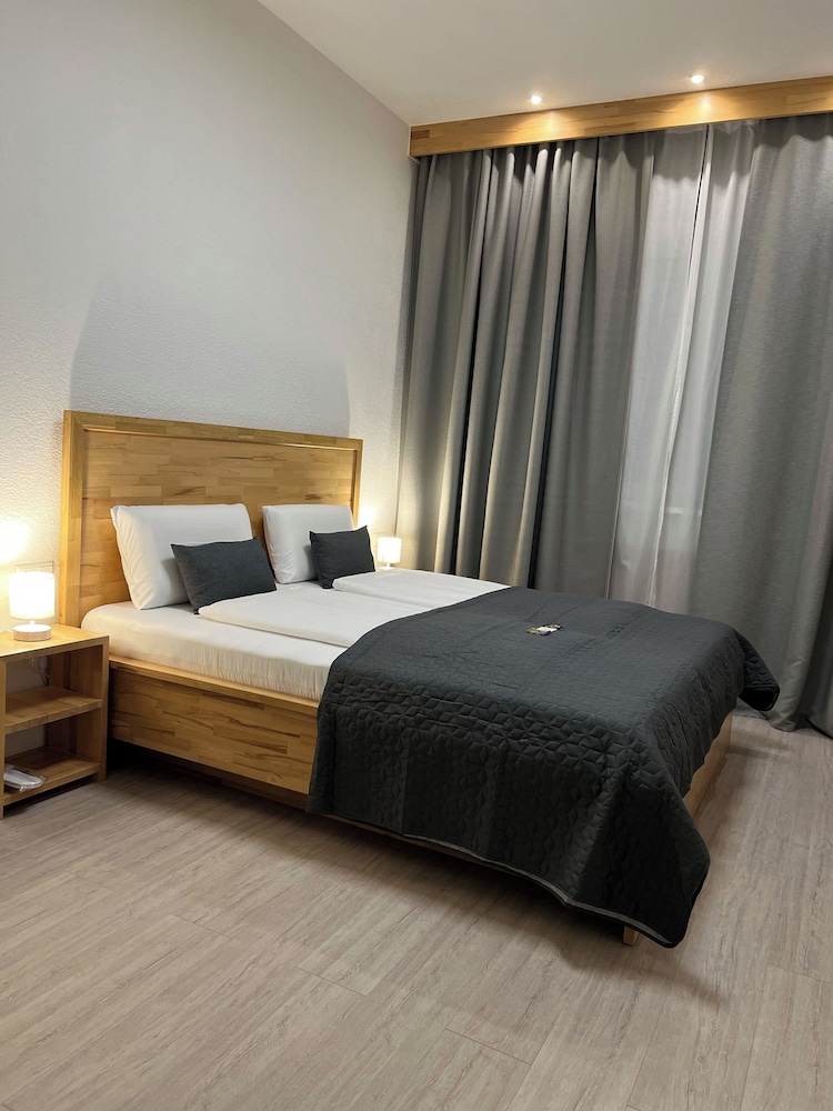 Economy Double Room, 1 King Bed, Non Smoking photo 2