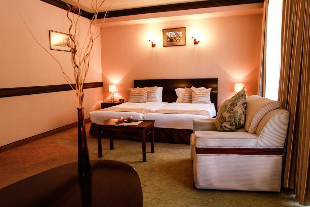 Deluxe Room, 1 King Bed, Non Smoking, Mountain View
