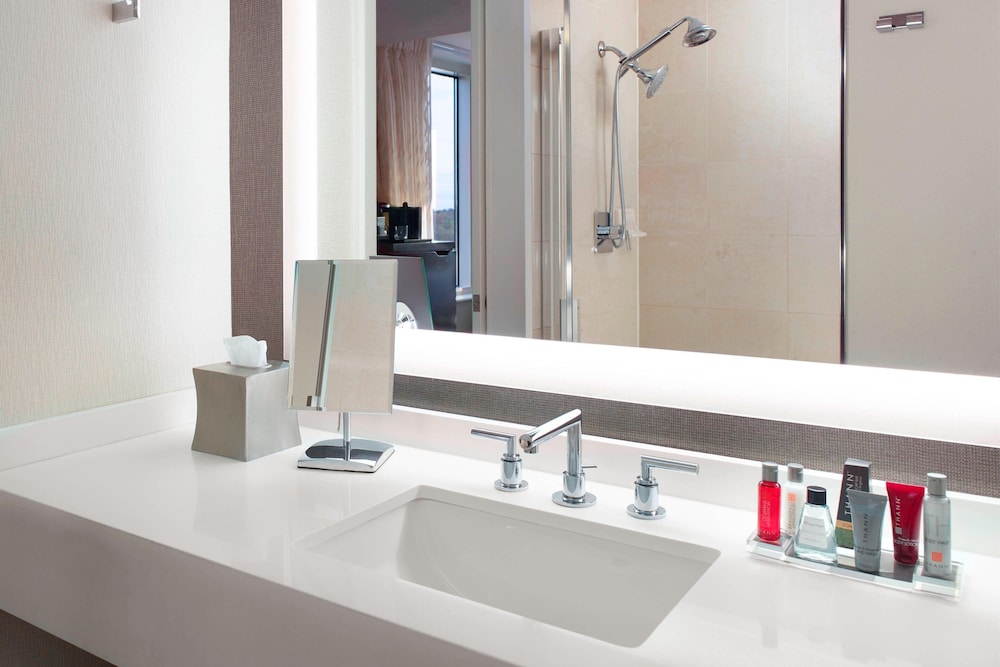 Standard Room, 1 King Bed, Tower (Mobility Accessible, Tub) - Photo 3