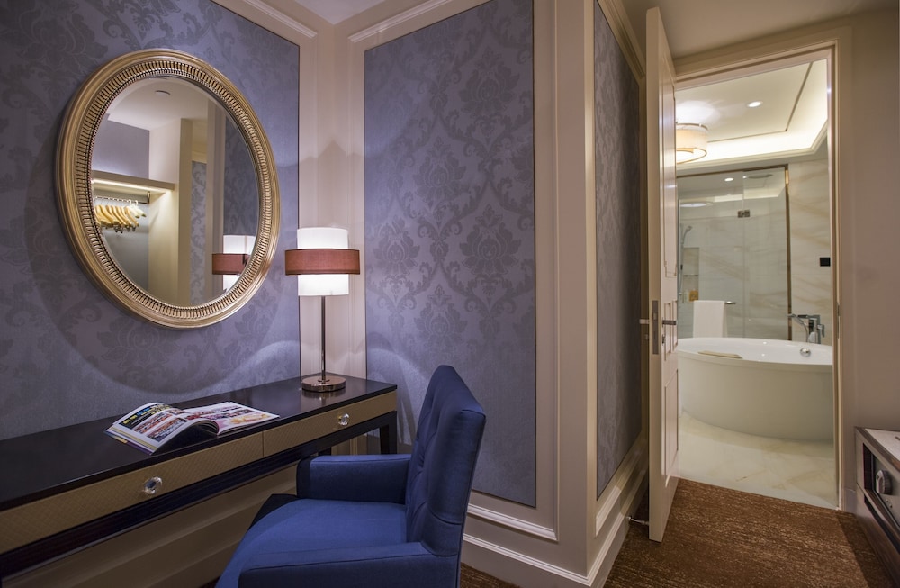Business Suite photo 3