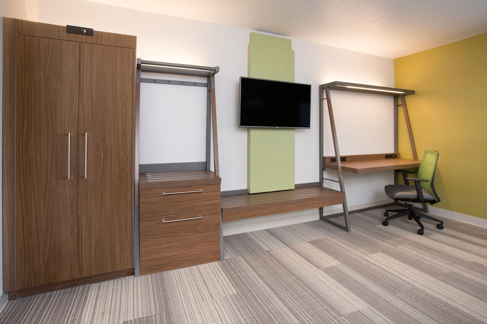 Suite, 1 King Bed, Accessible (Communications Accessible)