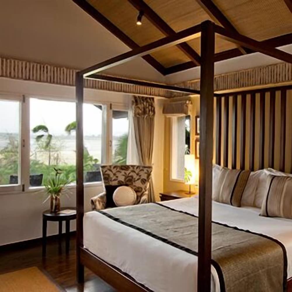 Waterfront Villa photo 2