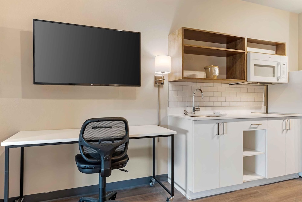 Premium Studio, 2 Queen Beds, Refrigerator & Microwave photo 3
