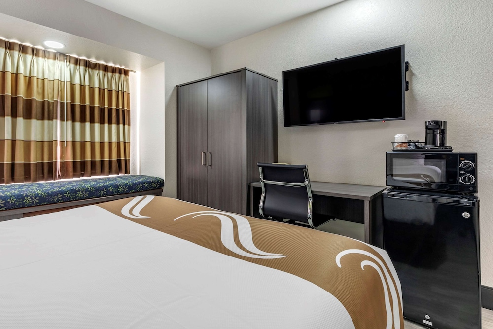 Room, 1 Queen Bed, Non Smoking (42 inch TV) - Photo 2