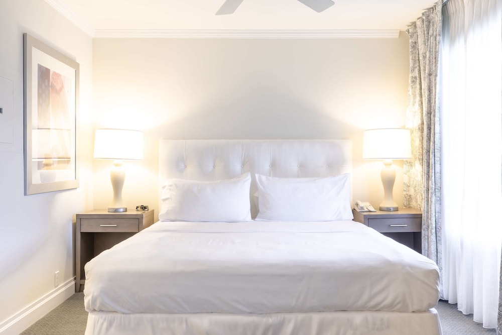 1 KING 2 QN BEDS 2 BEDROOM 2 BATH SUITE WITH SLEEPER SOFA - Photo 3