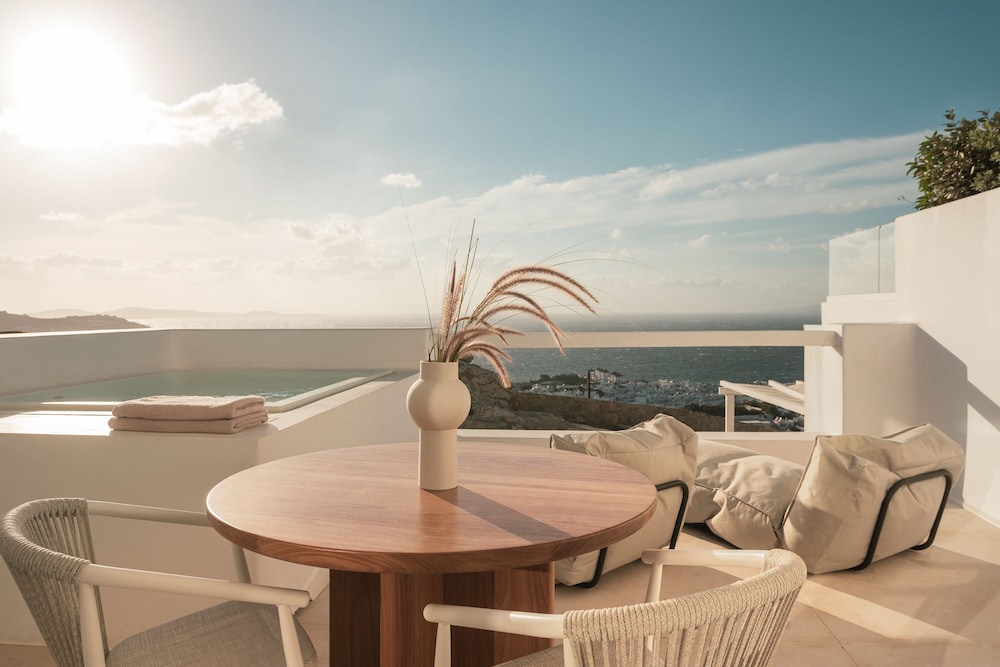 Signature Suite, Jetted Tub, Sea View - Photo 8