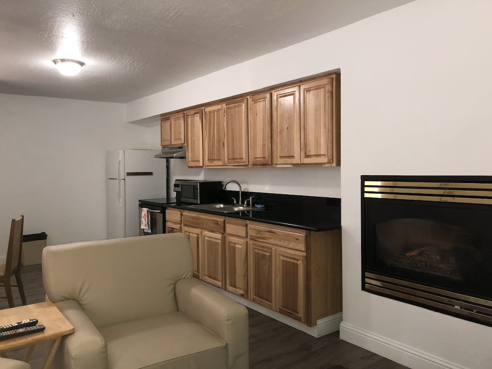 1 Bedroom Apartment, 2 Queen Beds, 1 Sofa Bed, Full Kitchen, Non Smoking