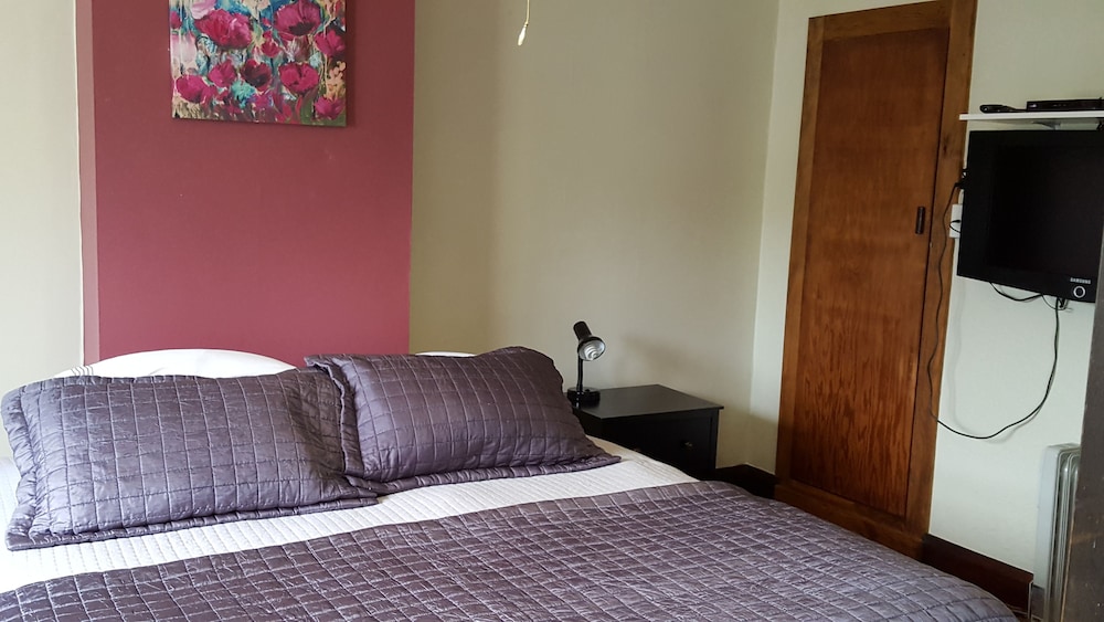 King Bed Ensuite Room photo 1