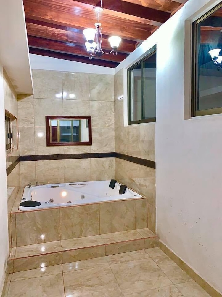 Deluxe Suite, 1 King Bed, Jetted Tub photo 3