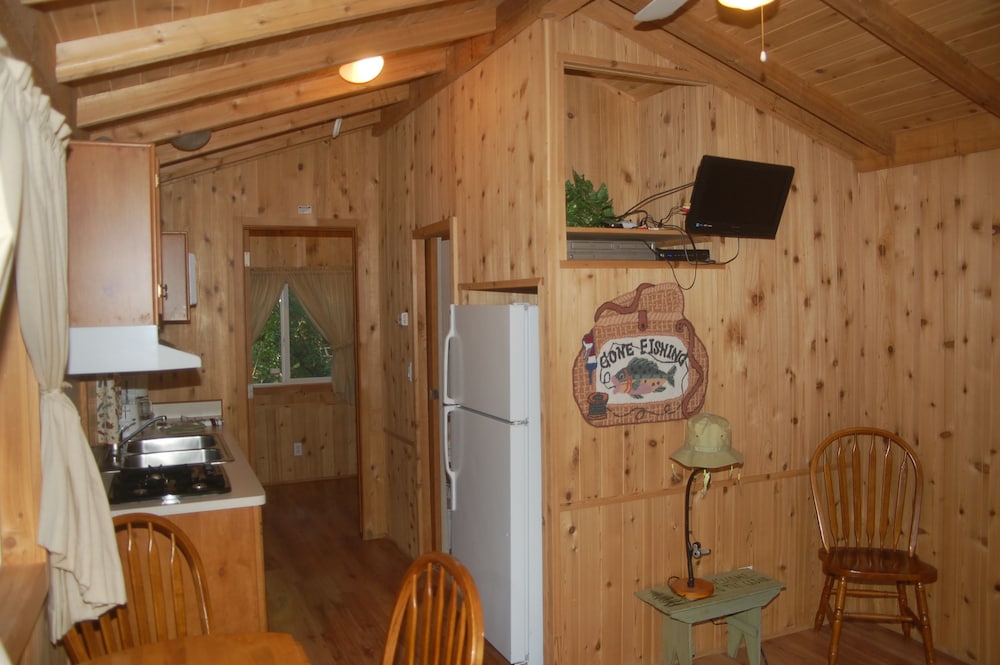 Cottage, Multiple Beds, Non Smoking, Kitchen (Linens Included, Pets Permitted) photo 2