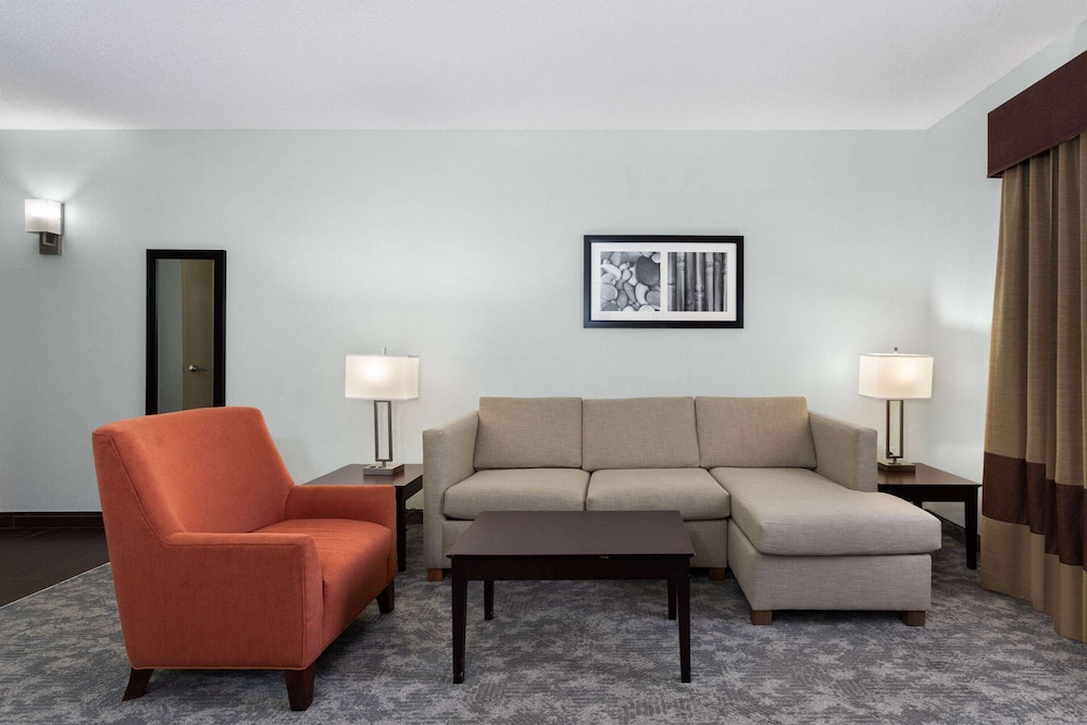 Suite, 1 King Bed, Accessible (Mobility/Hearing Impaired) - Photo 2