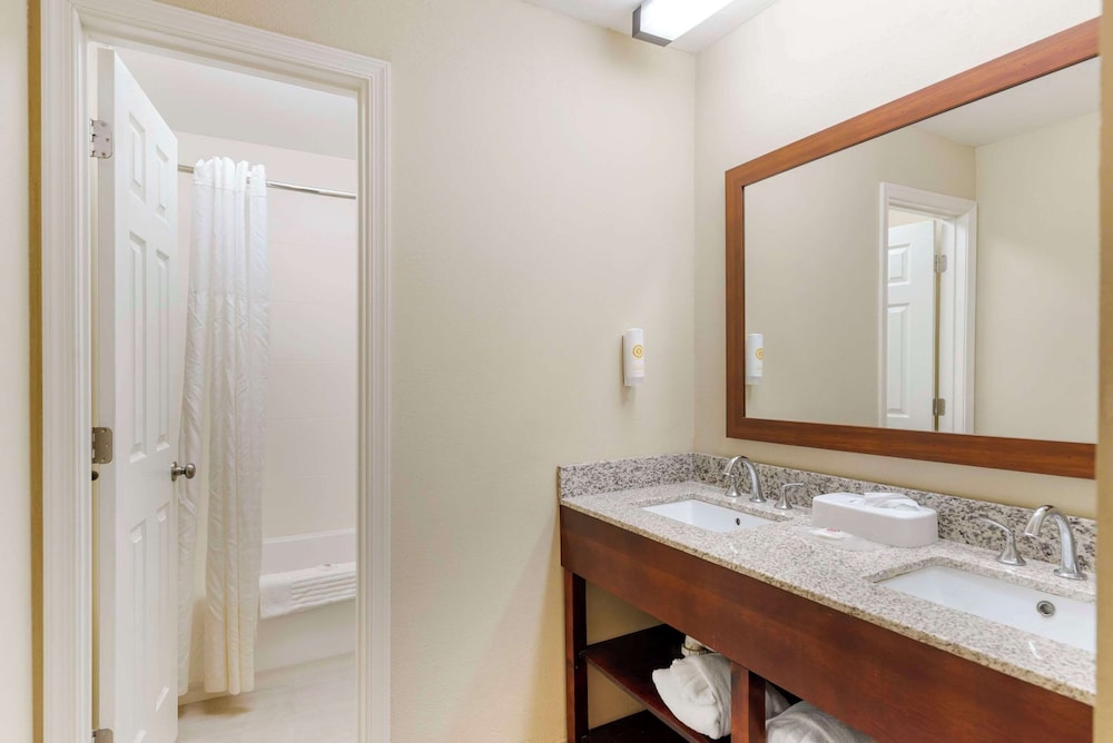 Room, 1 King Bed, Non Smoking (Larger Unit) - Photo 3