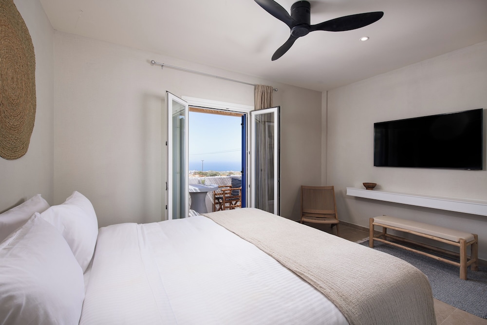 Comfort Plus Room with Pool View - Photo 11